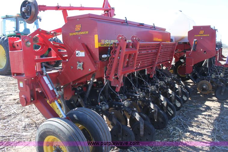 image for item E8438 2003 Sunflower 9432 30' folding drill