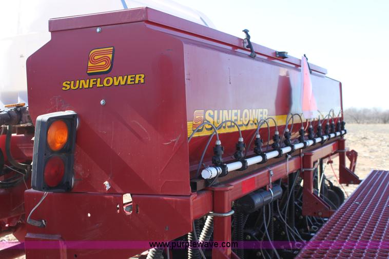 image for item E8438 2003 Sunflower 9432 30' folding drill