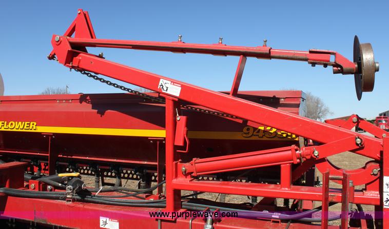 image for item E8438 2003 Sunflower 9432 30' folding drill