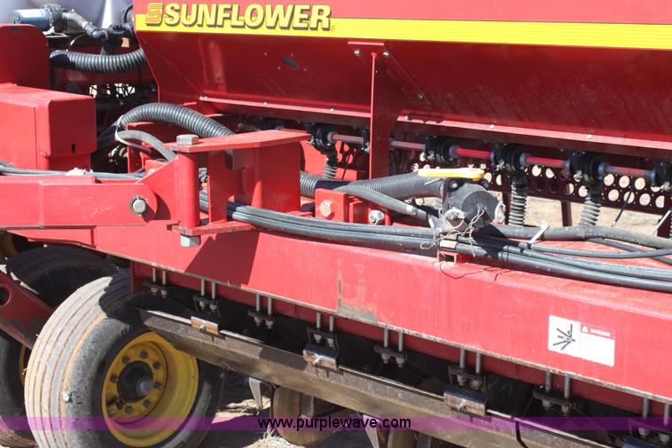 image for item E8438 2003 Sunflower 9432 30' folding drill