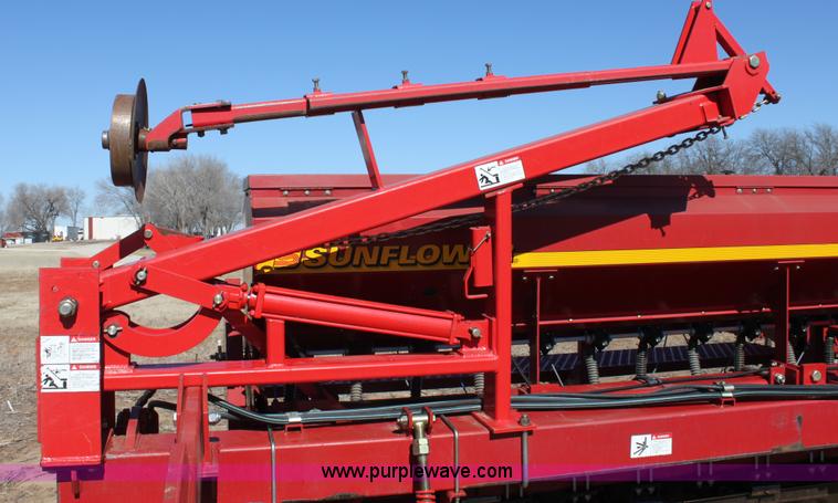 image for item E8438 2003 Sunflower 9432 30' folding drill