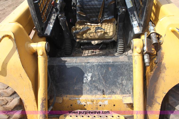 image for item F8712 1999 John Deere 250 skid steer