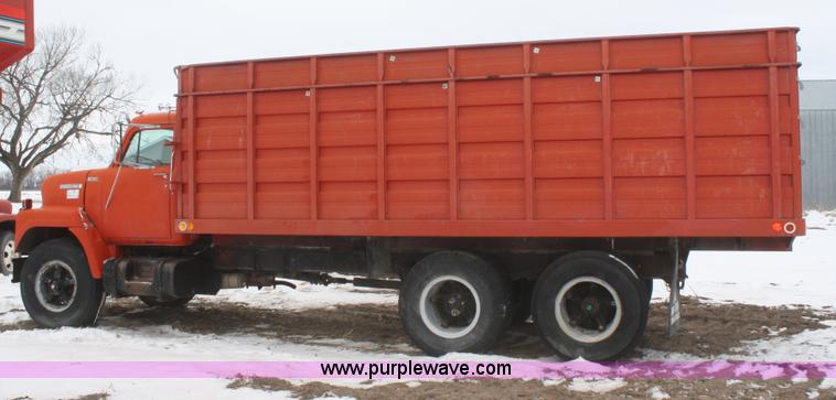 image for item G5261 1972 International FleetStar 2010 grain truck
