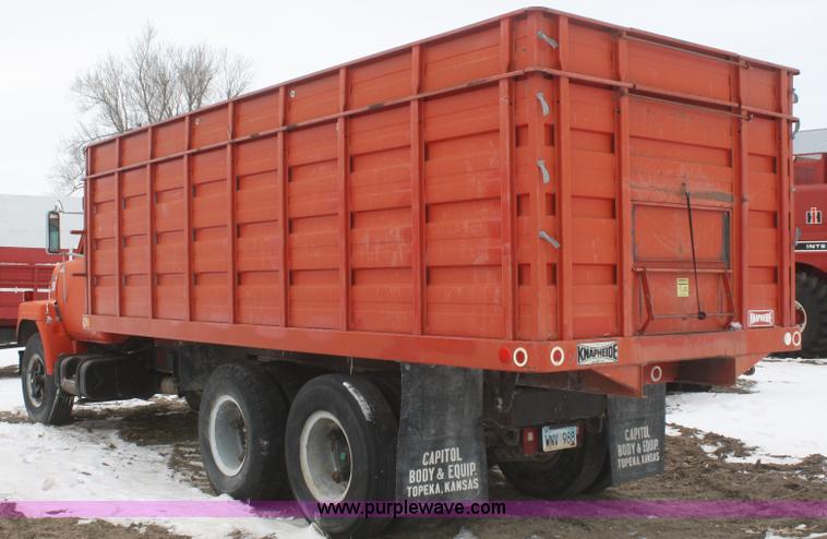 image for item G5261 1972 International FleetStar 2010 grain truck