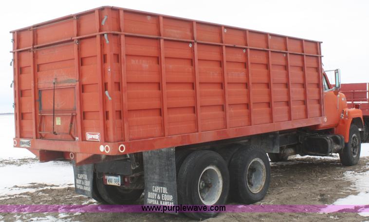 image for item G5261 1972 International FleetStar 2010 grain truck
