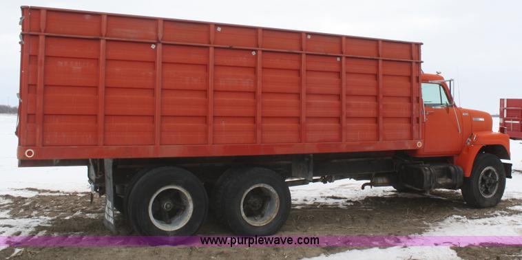 image for item G5261 1972 International FleetStar 2010 grain truck