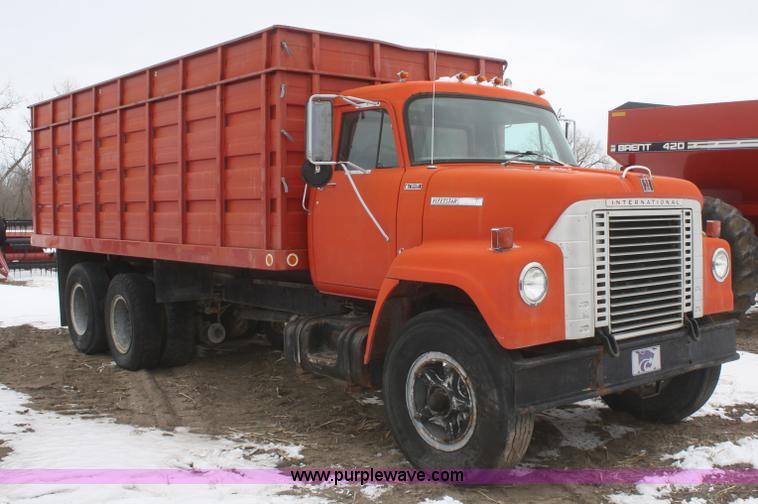 image for item G5261 1972 International FleetStar 2010 grain truck