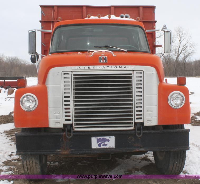 image for item G5261 1972 International FleetStar 2010 grain truck