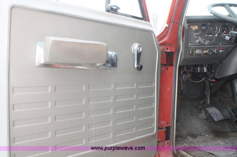 image for item G5261 1972 International FleetStar 2010 grain truck