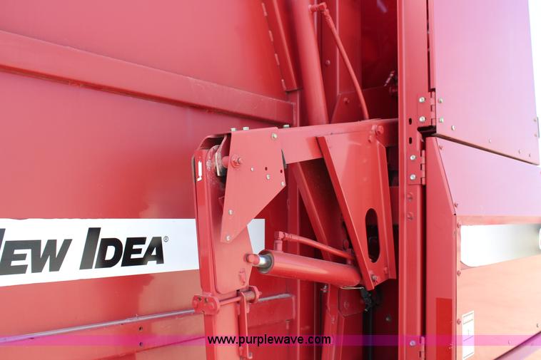 image for item G5320 2002 New Idea 6365 round baler