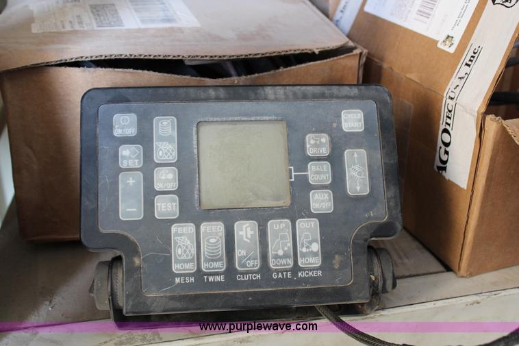 image for item G5320 2002 New Idea 6365 round baler