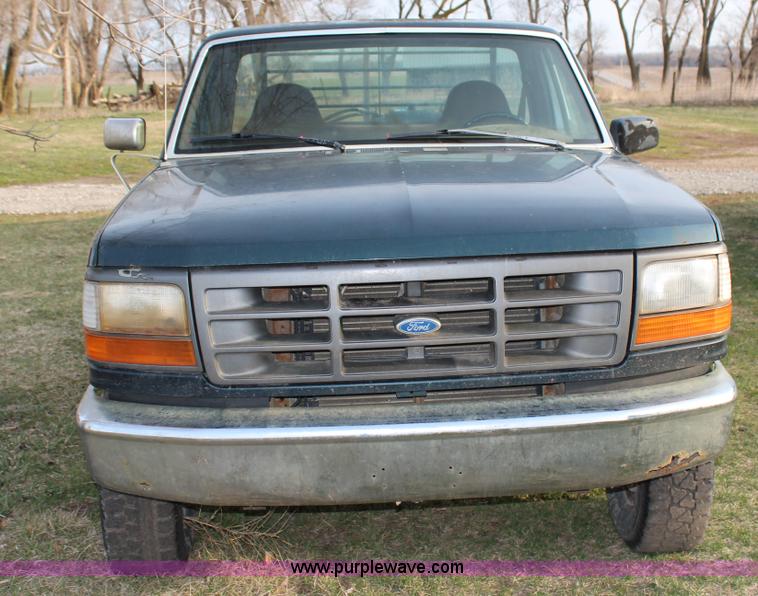 image for item G5335 1994 Ford F250 Super Duty XL flatbed pickup truck