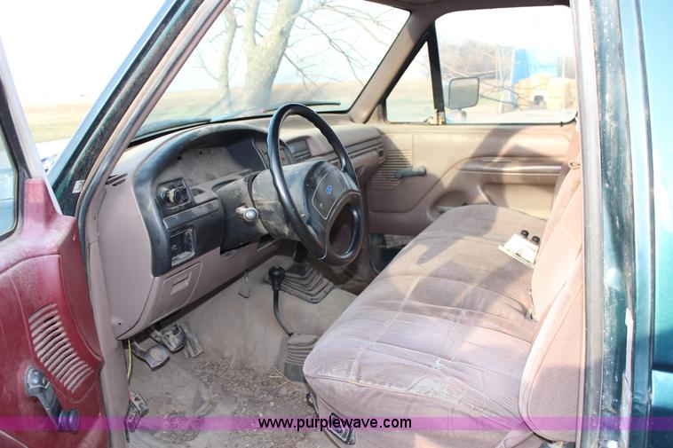 image for item G5335 1994 Ford F250 Super Duty XL flatbed pickup truck