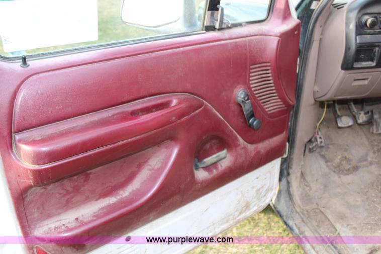 image for item G5335 1994 Ford F250 Super Duty XL flatbed pickup truck