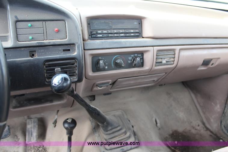 image for item G5335 1994 Ford F250 Super Duty XL flatbed pickup truck