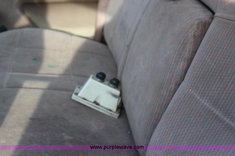 image for item G5335 1994 Ford F250 Super Duty XL flatbed pickup truck