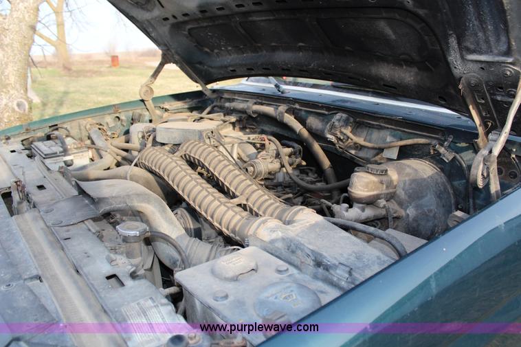 image for item G5335 1994 Ford F250 Super Duty XL flatbed pickup truck