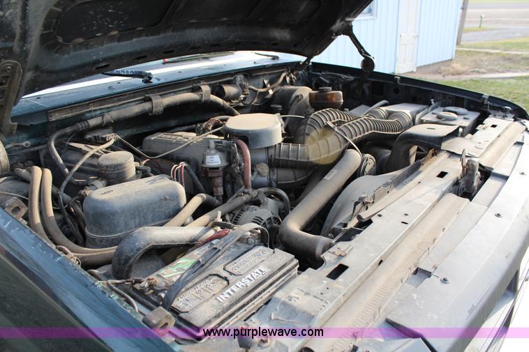 image for item G5335 1994 Ford F250 Super Duty XL flatbed pickup truck