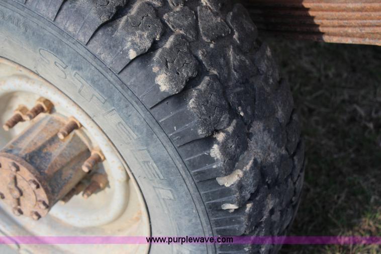 image for item G5335 1994 Ford F250 Super Duty XL flatbed pickup truck