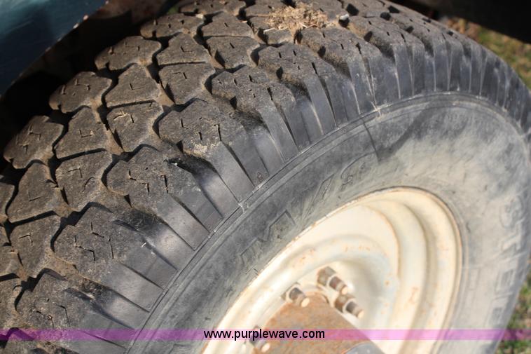 image for item G5335 1994 Ford F250 Super Duty XL flatbed pickup truck