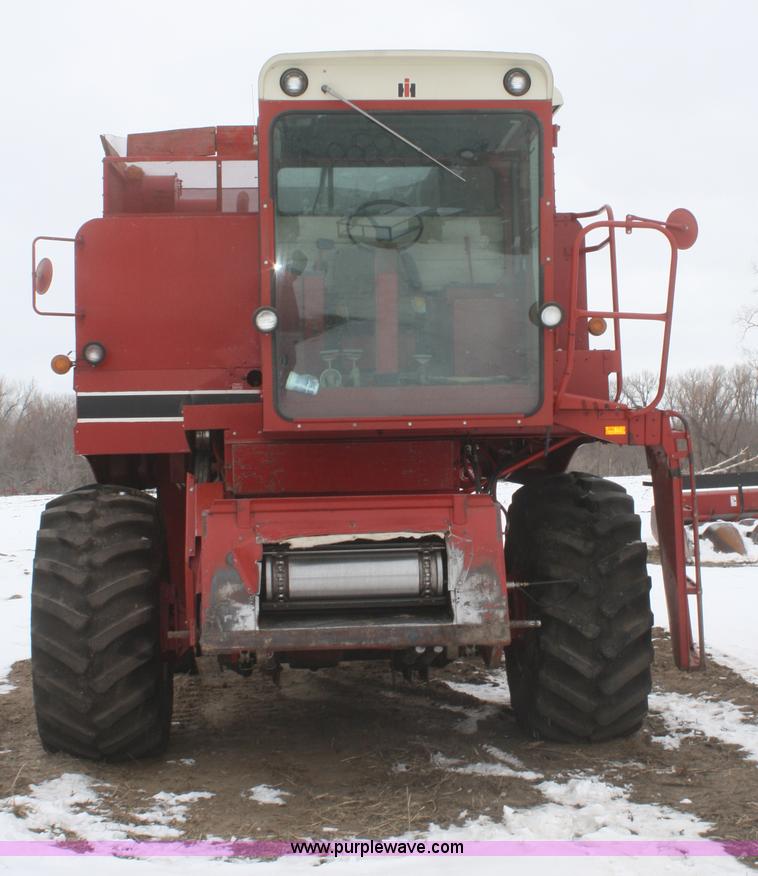 image for item G5384 1982 International 1460 Axial-Flow combine