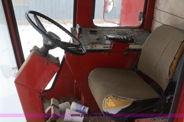 image for item G5384 1982 International 1460 Axial-Flow combine