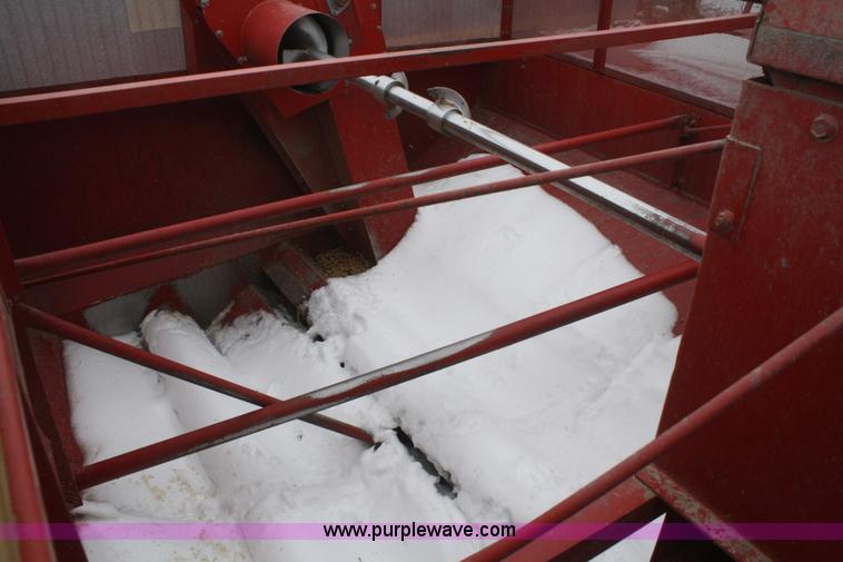 image for item G5384 1982 International 1460 Axial-Flow combine