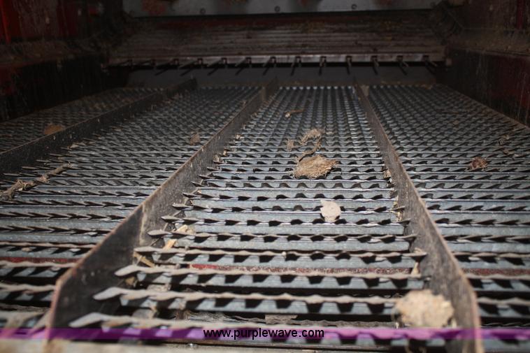 image for item G5384 1982 International 1460 Axial-Flow combine