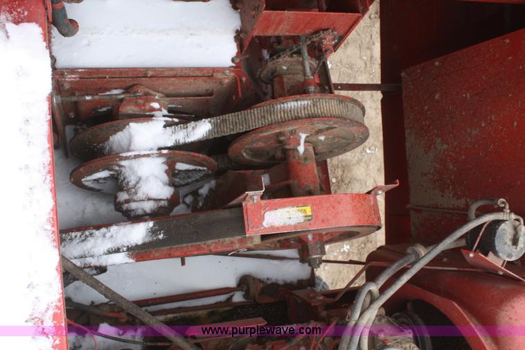 image for item G5384 1982 International 1460 Axial-Flow combine