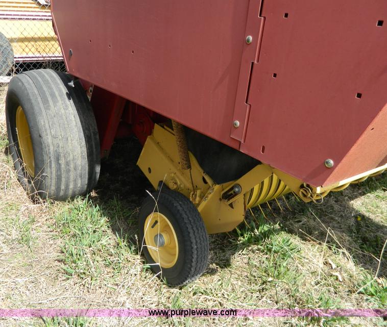image for item G7816 1998 New Holland 664 round baler