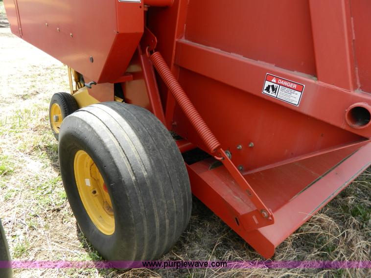 image for item G7816 1998 New Holland 664 round baler