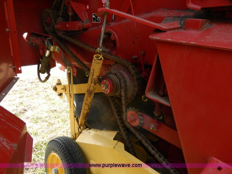 image for item G7816 1998 New Holland 664 round baler