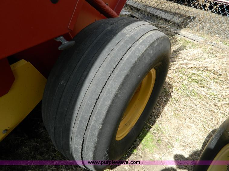 image for item G7816 1998 New Holland 664 round baler