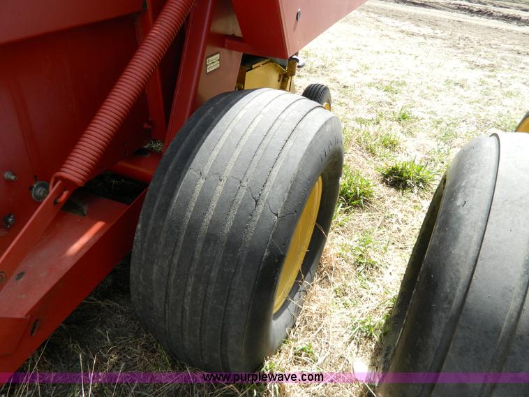 image for item G7816 1998 New Holland 664 round baler