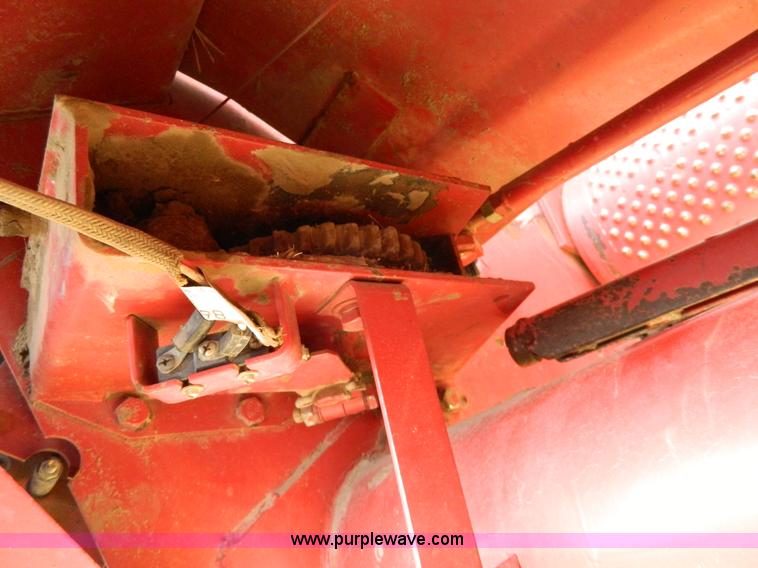 image for item G7816 1998 New Holland 664 round baler