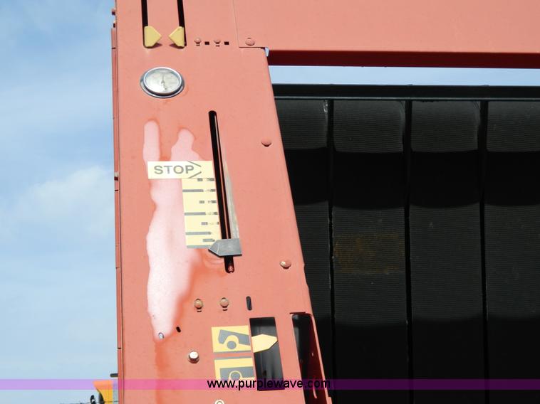 image for item G7816 1998 New Holland 664 round baler