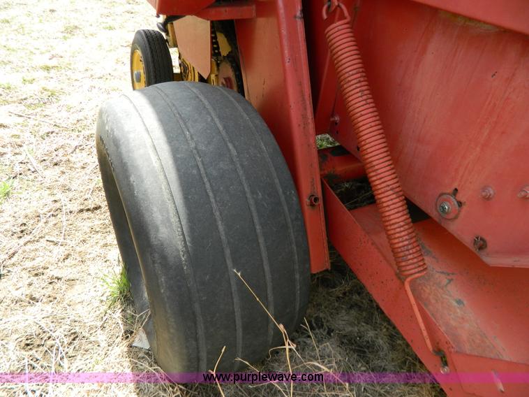 image for item G7817 1992 New Holland 660 round baler