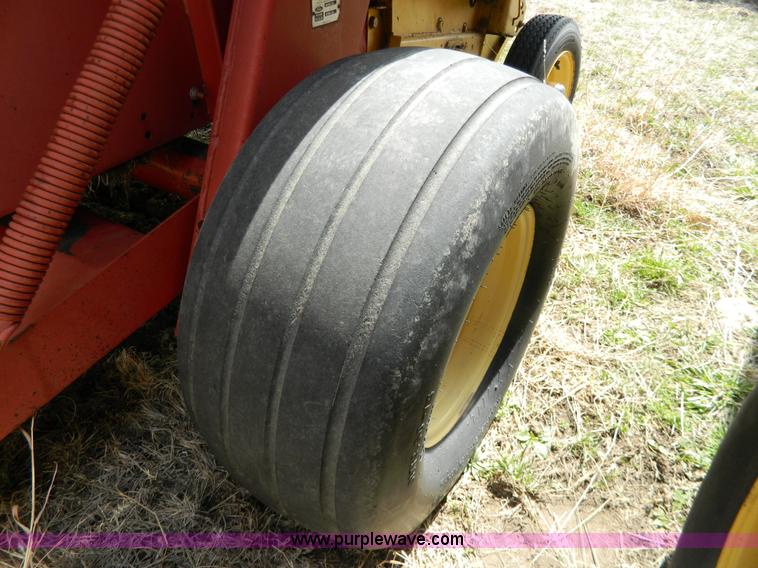 image for item G7817 1992 New Holland 660 round baler