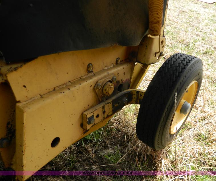 image for item G7817 1992 New Holland 660 round baler