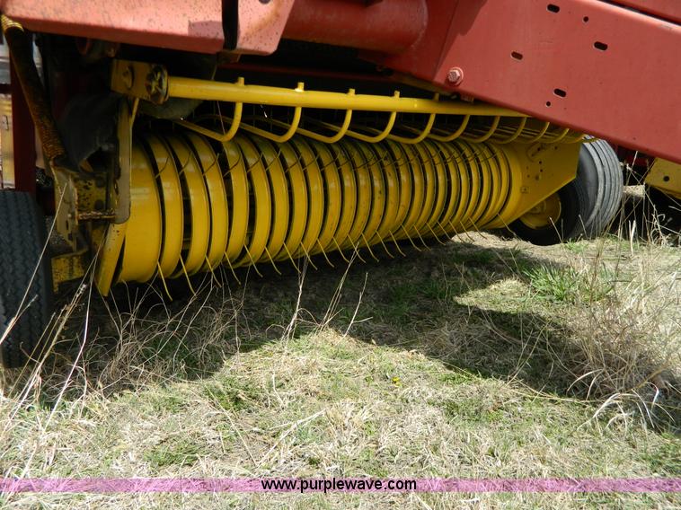 image for item G7817 1992 New Holland 660 round baler