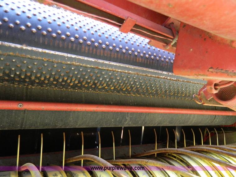 image for item G7817 1992 New Holland 660 round baler