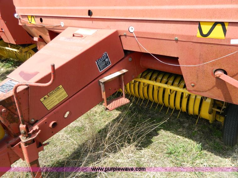 image for item G7817 1992 New Holland 660 round baler