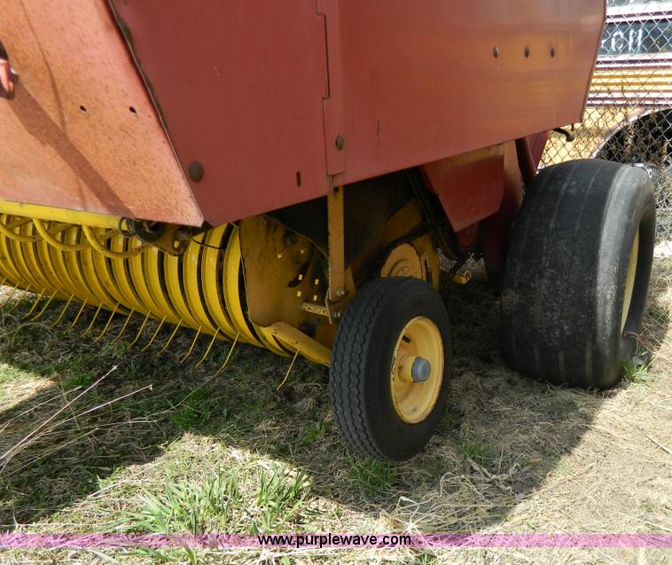 image for item G7817 1992 New Holland 660 round baler