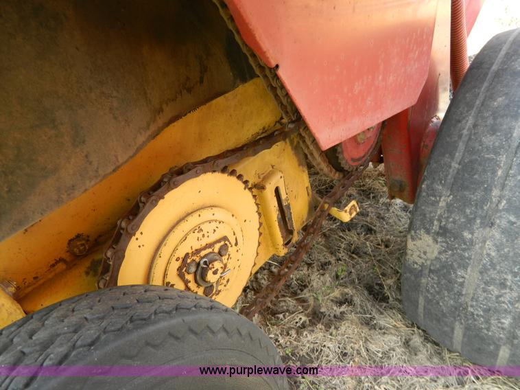 image for item G7817 1992 New Holland 660 round baler