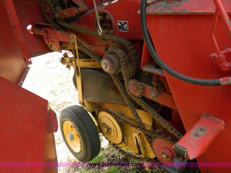 image for item G7817 1992 New Holland 660 round baler