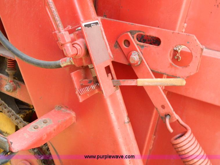 image for item G7817 1992 New Holland 660 round baler