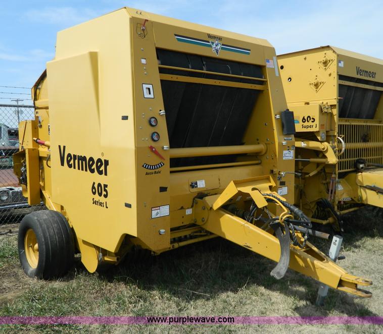 image for item G7818 2000 Vermeer 605L round baler