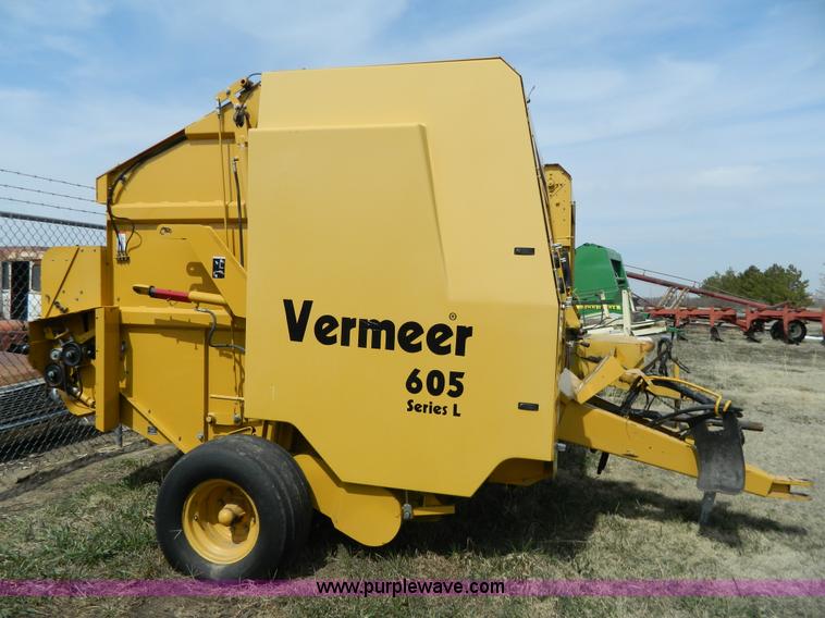 image for item G7818 2000 Vermeer 605L round baler