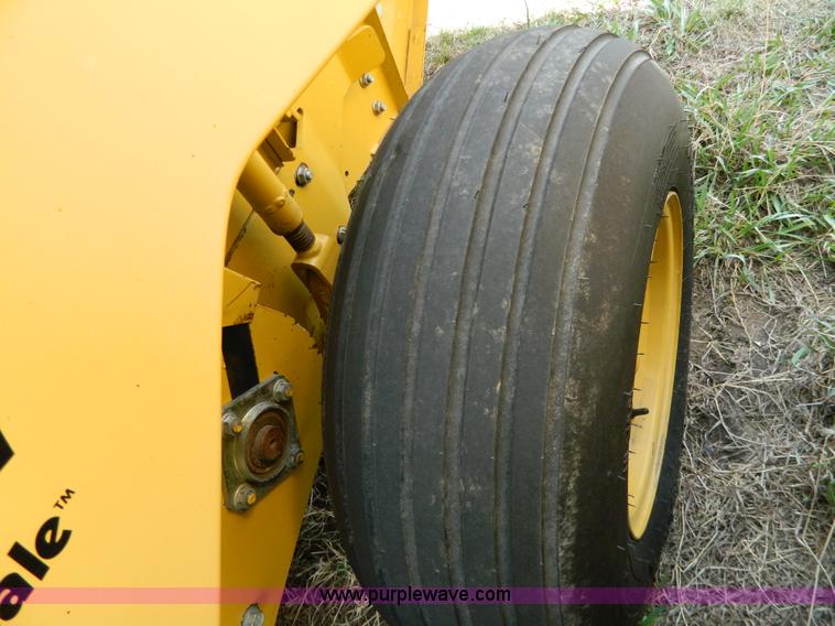 image for item G7818 2000 Vermeer 605L round baler