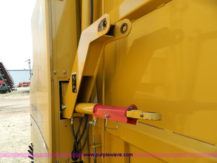 image for item G7818 2000 Vermeer 605L round baler